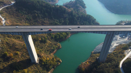 4K航拍中国西部山区高速公路汽车行驶