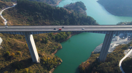 4K航拍中国西部山区高速公路汽车行驶