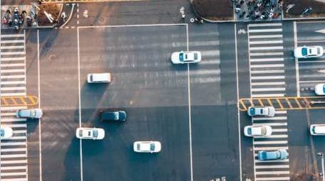 8K城市早高峰行人车流快节奏生活航拍延