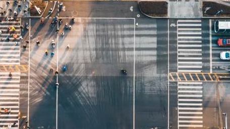 8K城市早高峰行人车流快节奏生活航拍延