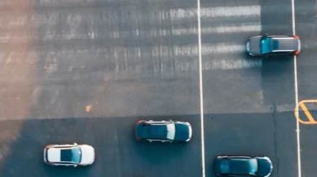 8K城市早高峰行人车流快节奏生活航拍延