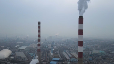 4K实拍化工<strong>工业</strong>废气排放烟囱化工设备生产