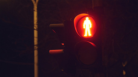 实拍城市夜晚红绿灯信号指示灯视频素材