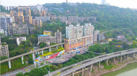 4K航拍重庆李子坝轻轨站观景平台游客