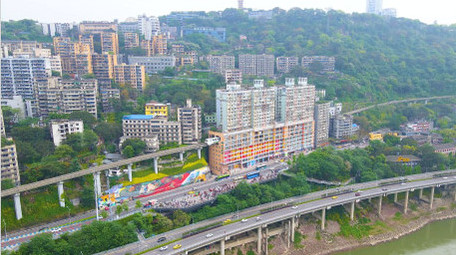 4K航拍重庆李子坝轻轨站观景平台游客