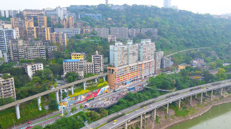 4K航拍重庆李子坝轻轨站观景平台游客