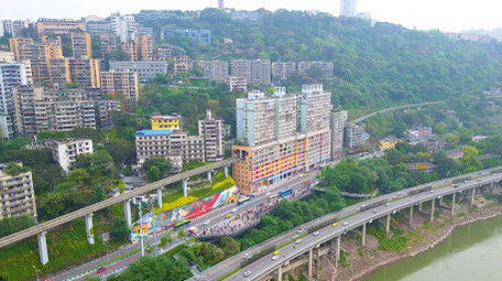 4K航拍重庆李子坝轻轨站观景平台游客