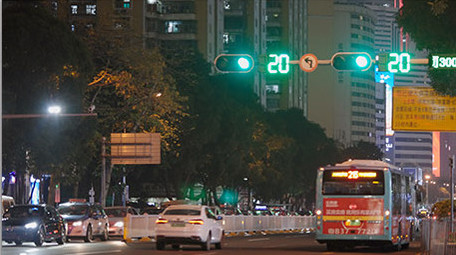 深圳夜晚城市马路街道交通车流人流