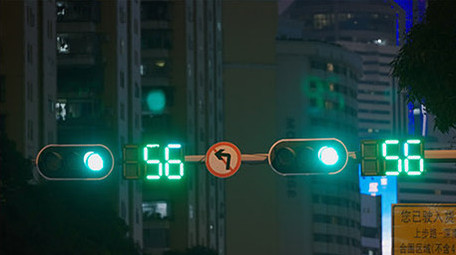 深圳夜晚城市马路街道交通车流人流