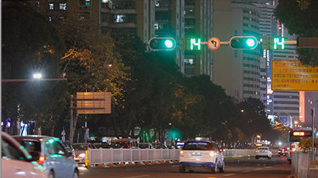 深圳夜晚城市马路街道交通车流人流