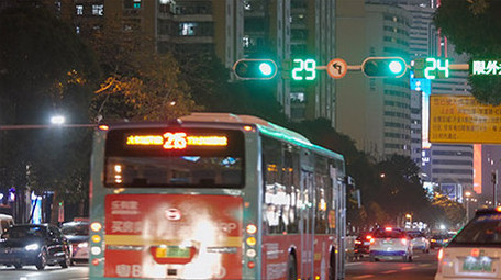 深圳夜晚城市马路街道交通车流人流