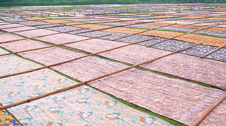 乡村农家传统手工劳作晒香云纱4K实拍素材