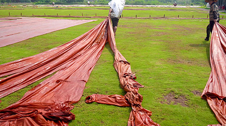 乡村农家传统手工劳作晒香云纱4K实拍素材