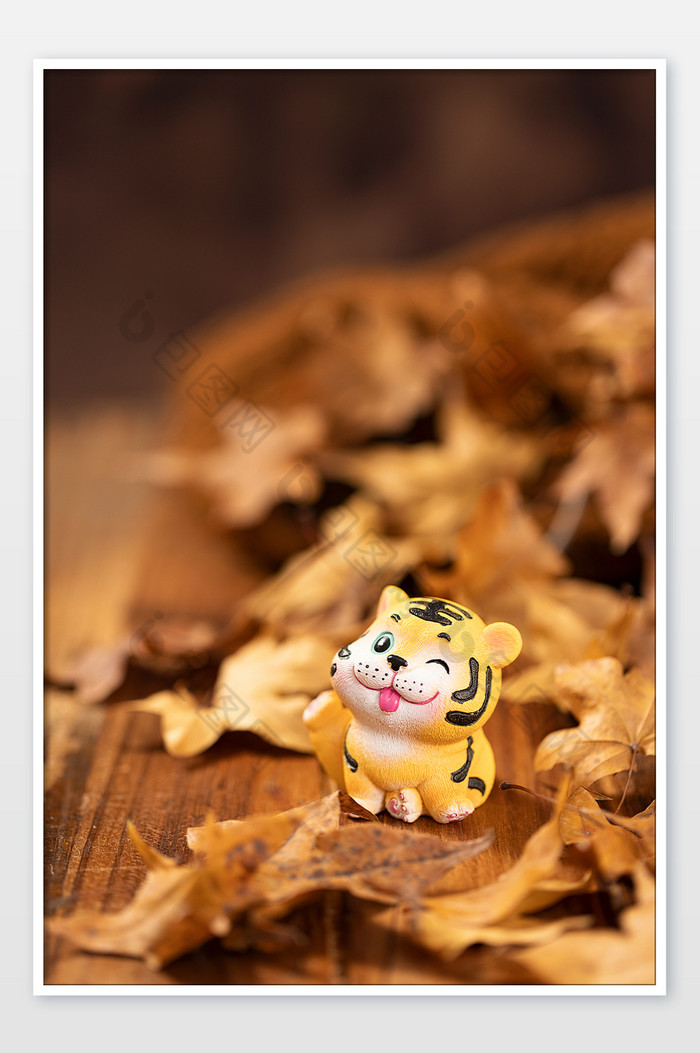 秋冬落叶小老虎创意温暖文艺海报图片图片