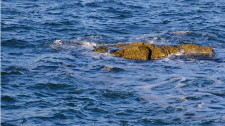 自然海洋海面海浪冲刷拍打礁石大海海水实拍