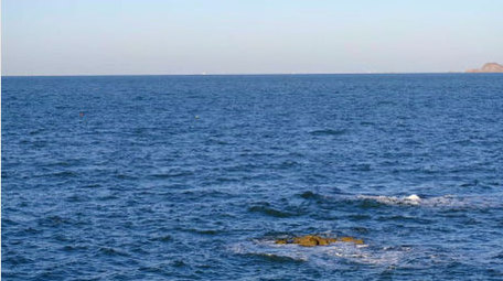 自然海洋海面海浪冲刷拍打礁石大海海水实拍