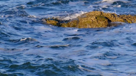 自然海洋海面海浪冲刷拍打礁石大海海水实拍