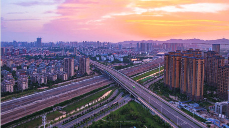 跨铁路公路桥梁日转夜交通车流延时实拍素材