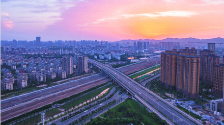 跨铁路公路桥梁日转夜交通车流延时实拍素材