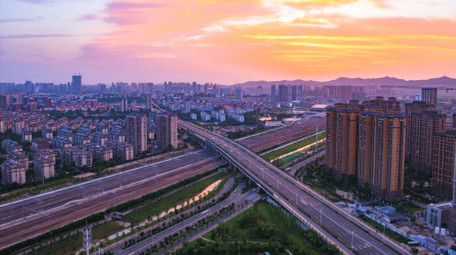 跨铁路公路桥梁日转夜交通车流延时实拍素材