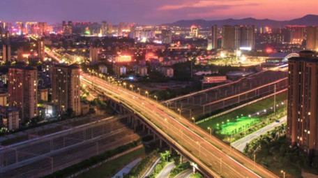 跨铁路公路桥梁日转夜交通车流延时实拍素材