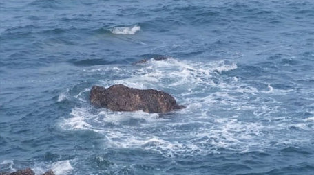 沙滩海岸礁石浪花波浪大海海洋自然海洋实拍