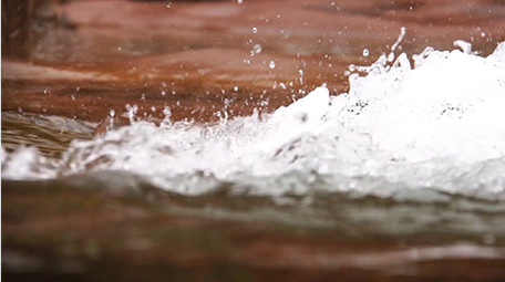 春天生机勃勃冰雪融化河流湍急高清实拍