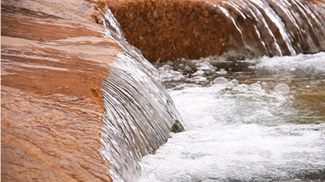 春天生机勃勃冰雪融化河流湍急高清实拍