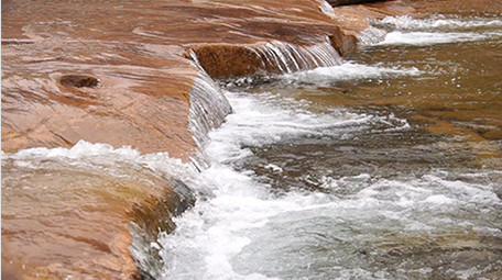 春天生机勃勃冰雪融化河流湍急高清实拍
