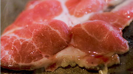 餐饮美食滋滋烤肉食物肉类青菜美味特写4K