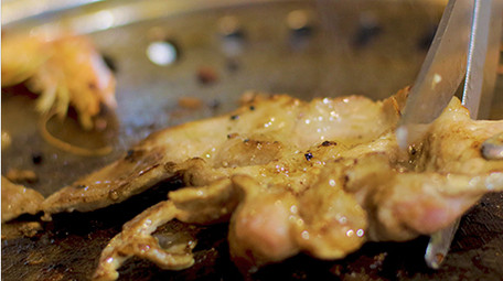 餐饮美食肉类制作滋滋烤肉冒烟蘸酱特写4K