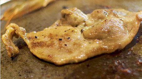 餐饮美食肉类制作滋滋烤肉冒烟蘸酱特写4K