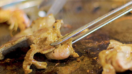 餐饮美食肉类制作滋滋烤肉冒烟蘸酱特写4K