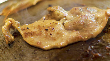餐饮美食肉类制作滋滋烤肉冒烟蘸酱特写4K