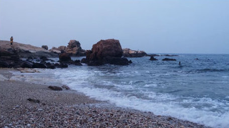 大海海浪海边礁石周末休闲自然海洋实拍