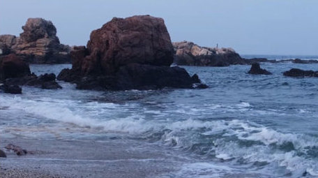 大海海浪海边礁石周末休闲自然海洋实拍