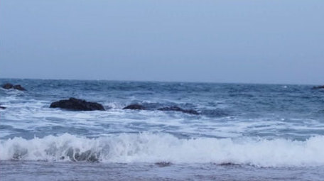 礁石海边浪花波浪大海海洋自然海洋实拍