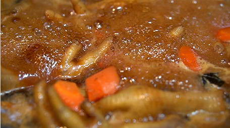 餐饮美食胡萝卜凤爪煲制作实拍视频