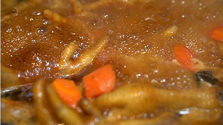 餐饮美食胡萝卜凤爪煲制作实拍视频