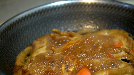 餐饮美食胡萝卜凤爪煲制作实拍视频