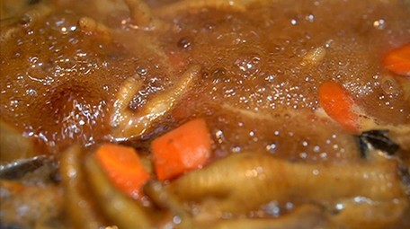 餐饮美食胡萝卜凤爪煲制作实拍视频