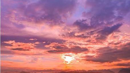 自然天空实拍紫红色火烧云壮丽风景延时