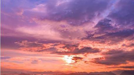自然天空实拍紫红色火烧云壮丽风景延时