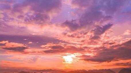 自然天空实拍紫红色火烧云壮丽风景延时