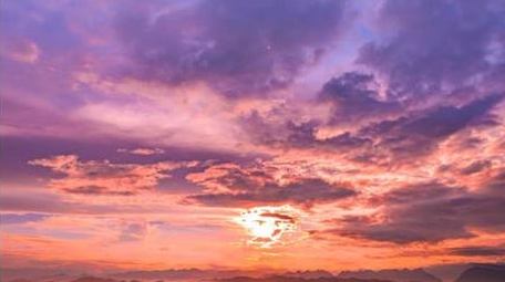 自然天空实拍紫红色火烧云壮丽风景延时