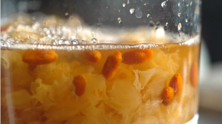 秋天养生汤银耳雪梨汤实拍视频