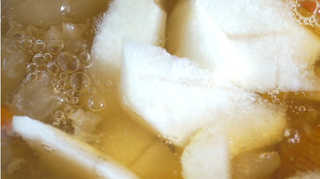 秋天养生汤银耳雪梨汤实拍视频