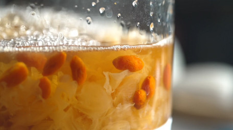 秋天养生汤银耳雪梨汤实拍视频