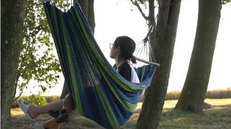 人文生活家庭陪伴周末吊床上惬意玩耍