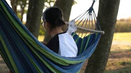 人文生活家庭陪伴周末吊床上惬意玩耍